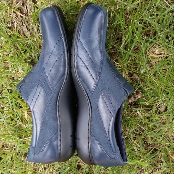 Clark's Genuine leather.  Wide - Picture 5 of 8